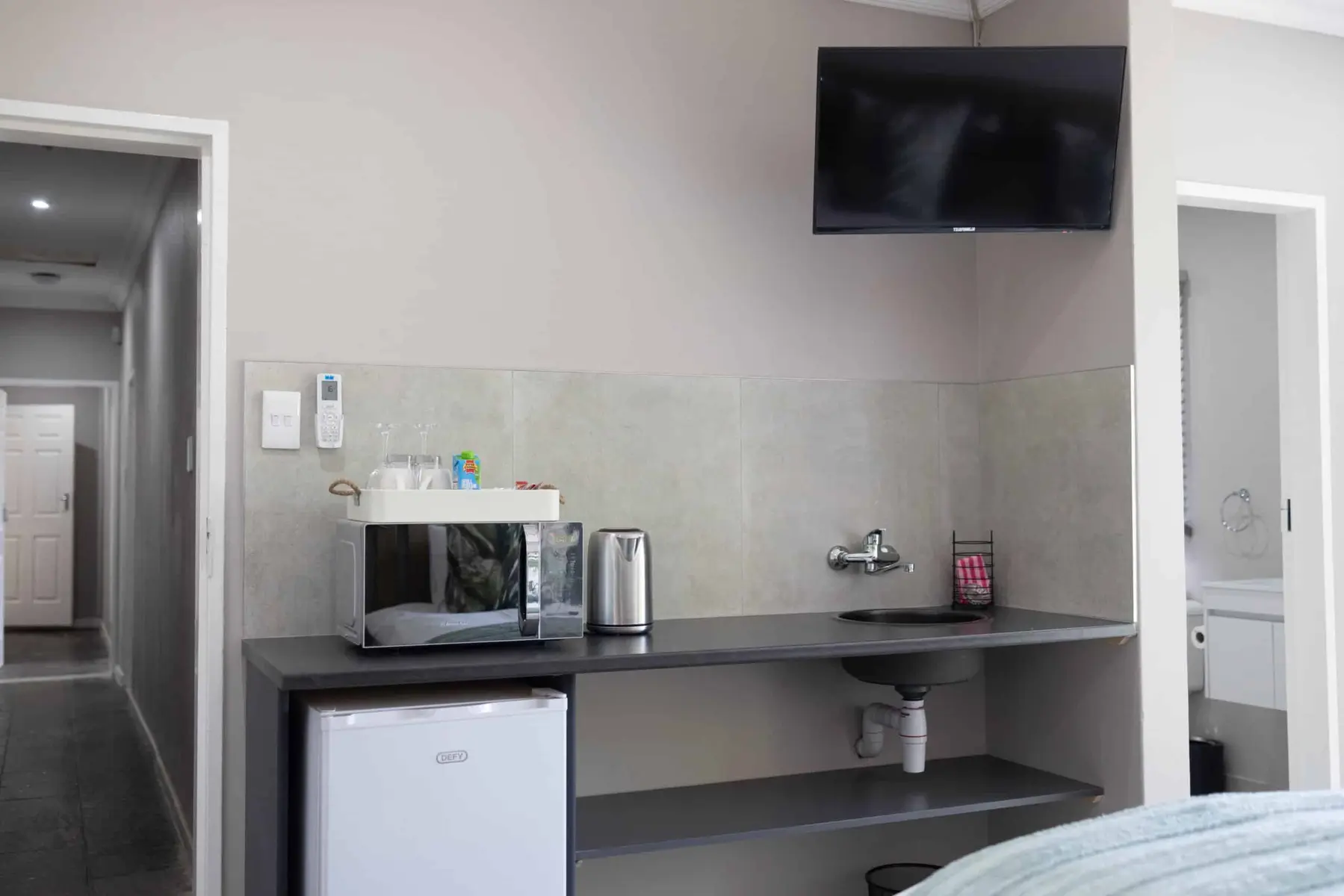 An in-room kitchenette at Best Rest Guesthouse
