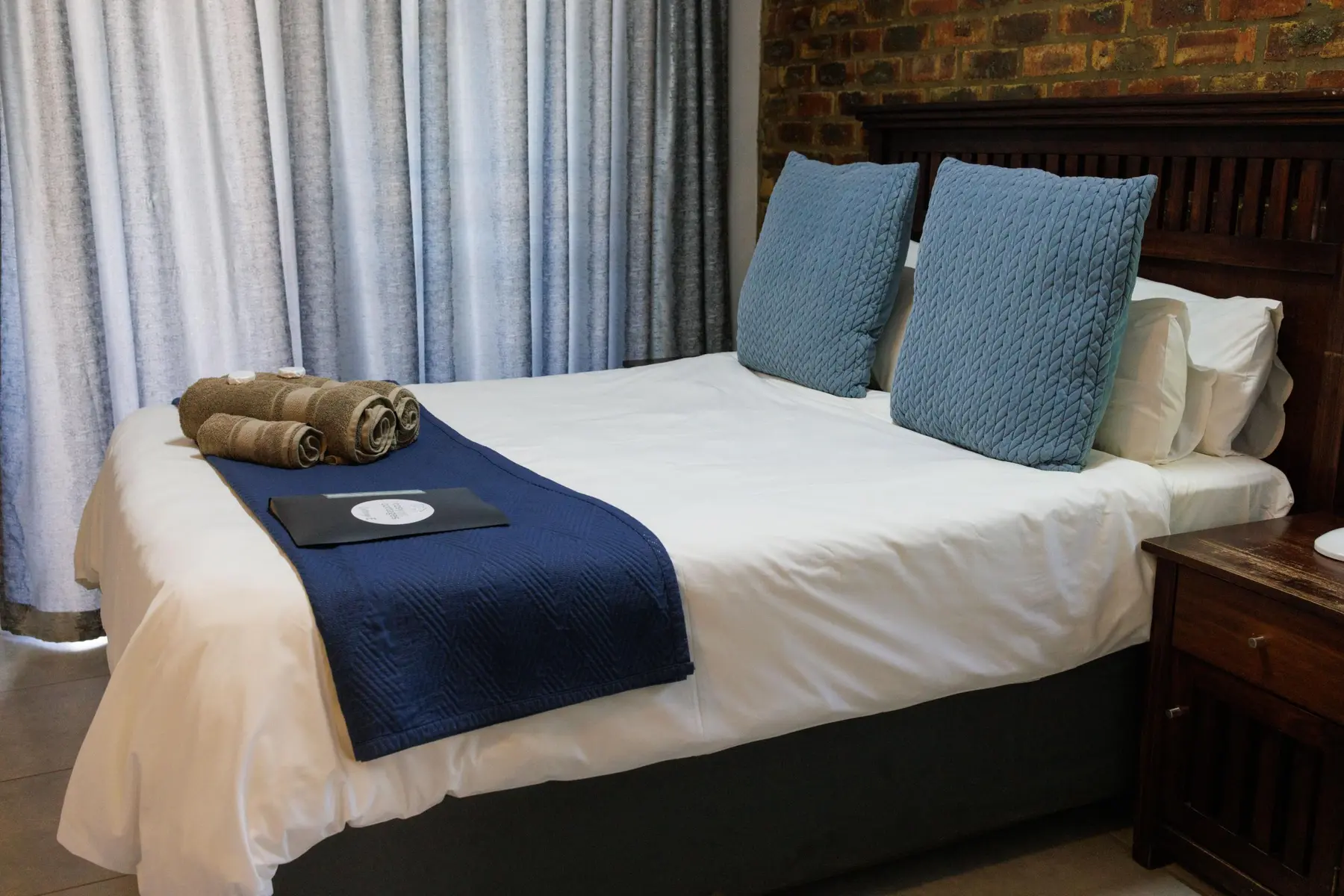 A neatly prepared double room at Cosy Cottages