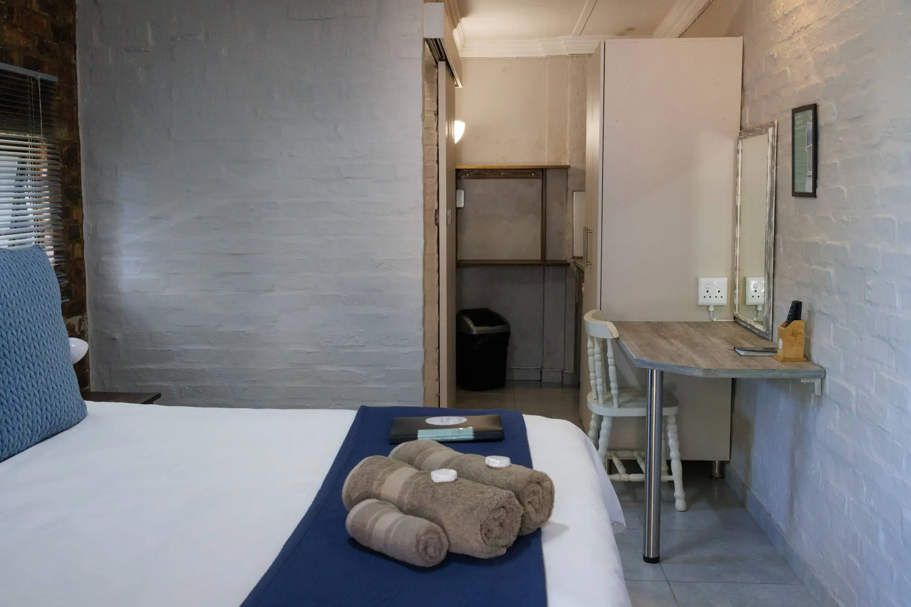 A cottage bedroom with an in-room workspace at Cosy Cottages