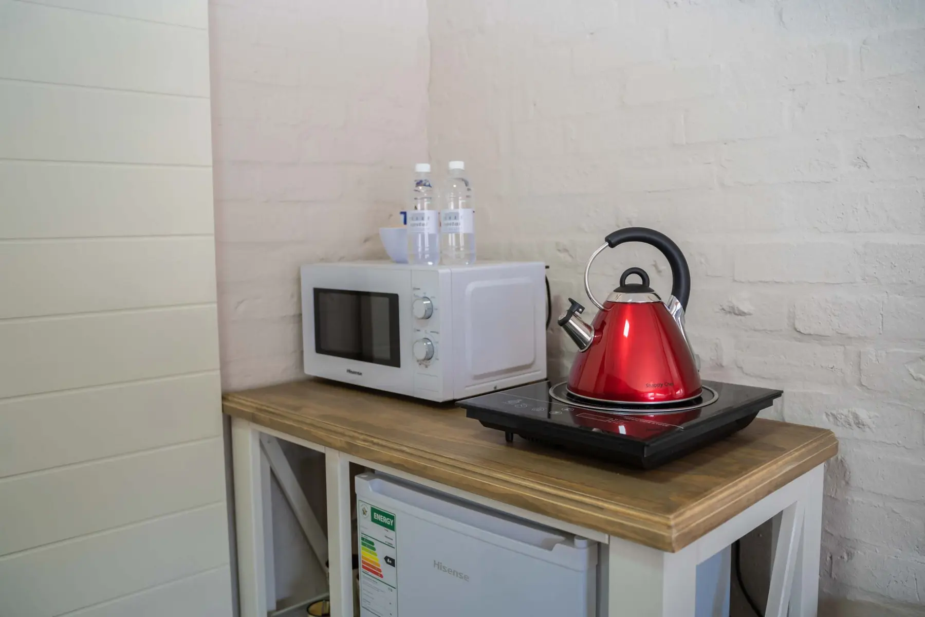 A compact kitchenette at Opstal Guestfarm