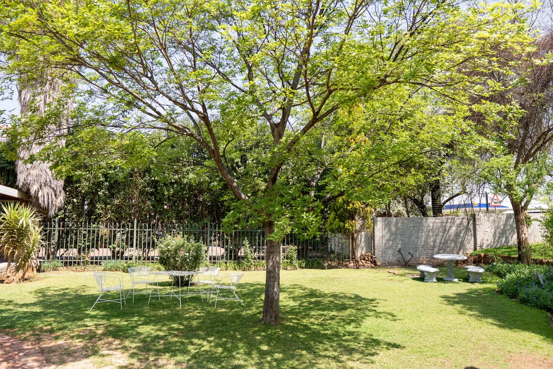 The leafy garden at Opstal Guestfarm
