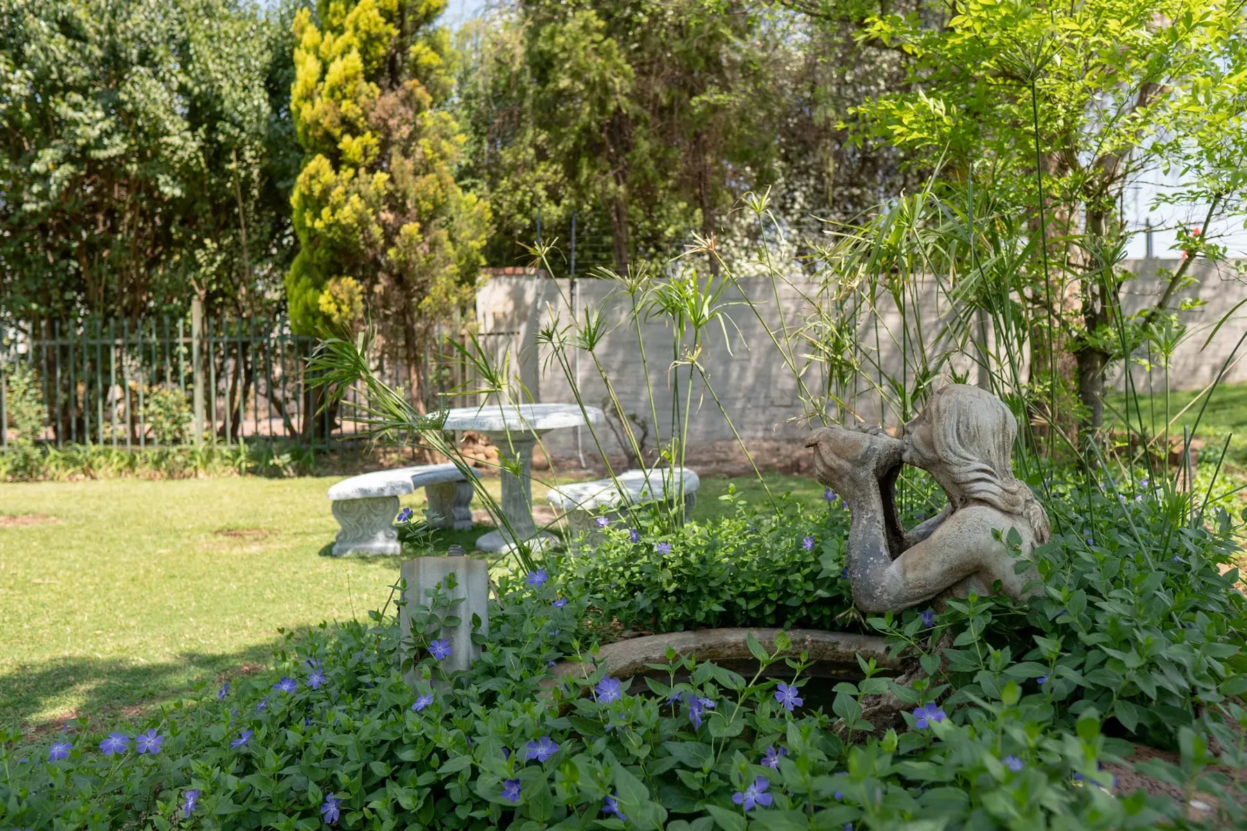 The peaceful landscaped garden at Opstal Guestfarm
