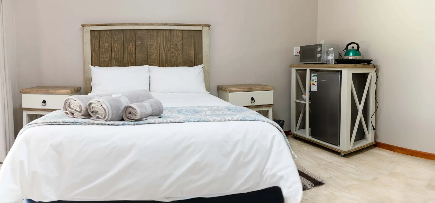 A bright double room at Opstal Guestfarm