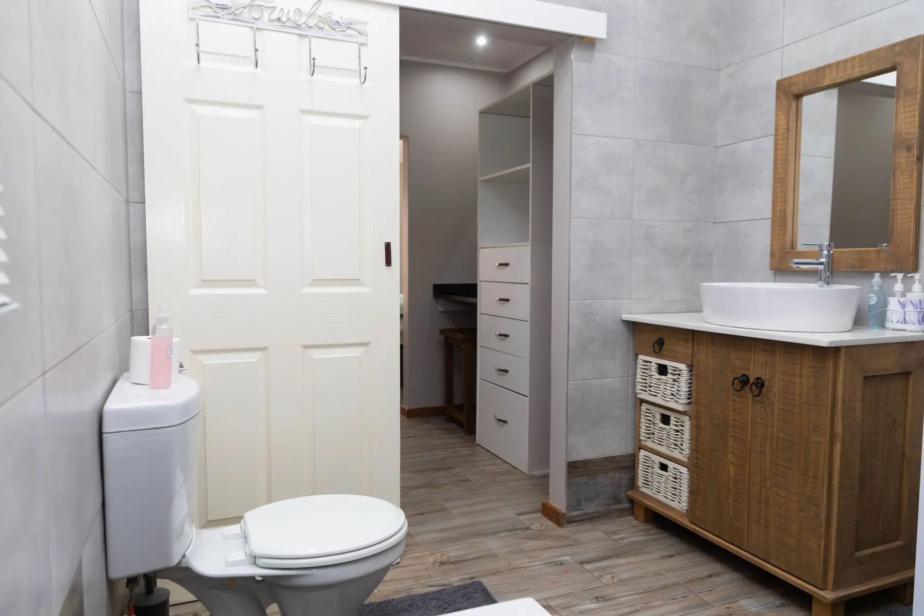 A contemporary en-suite bathroom at Opstal Guesthouse