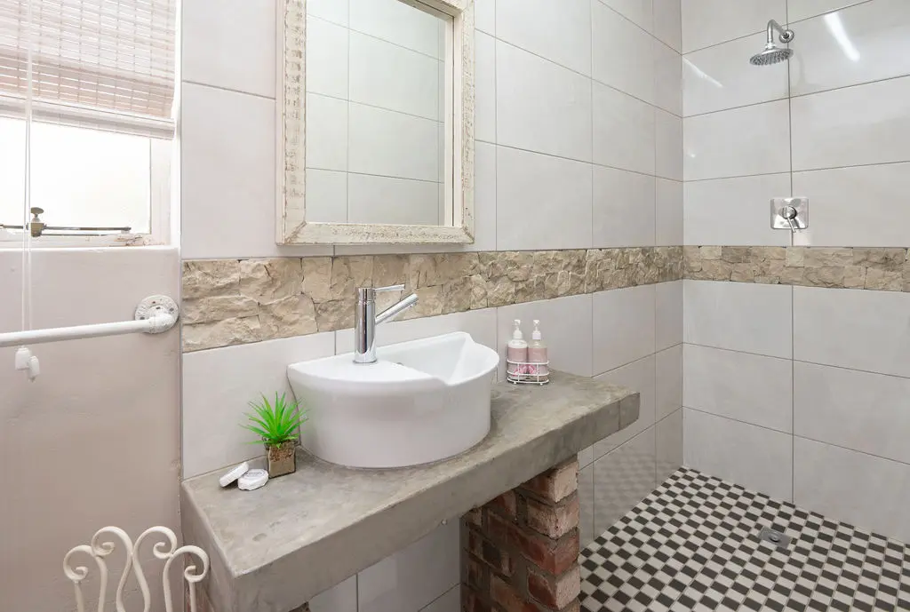 A bright shower room at Opstal Guesthouse